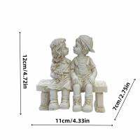 Estatua De Resina De Pareja De Niños Sentados Y Besándose Decoración De Jardín Al Aire Libre Adorno De Patio Estilo Clásico - details 0