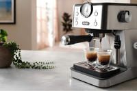 De'Longhi - Cafetera Espresso Linea Classic. Thermoblock, Espresso individual y doble personalizables, Cappuccinatore ajustable, Manómetro, Bandeja recogegotas de doble altura, Completamente metálica. - details 0