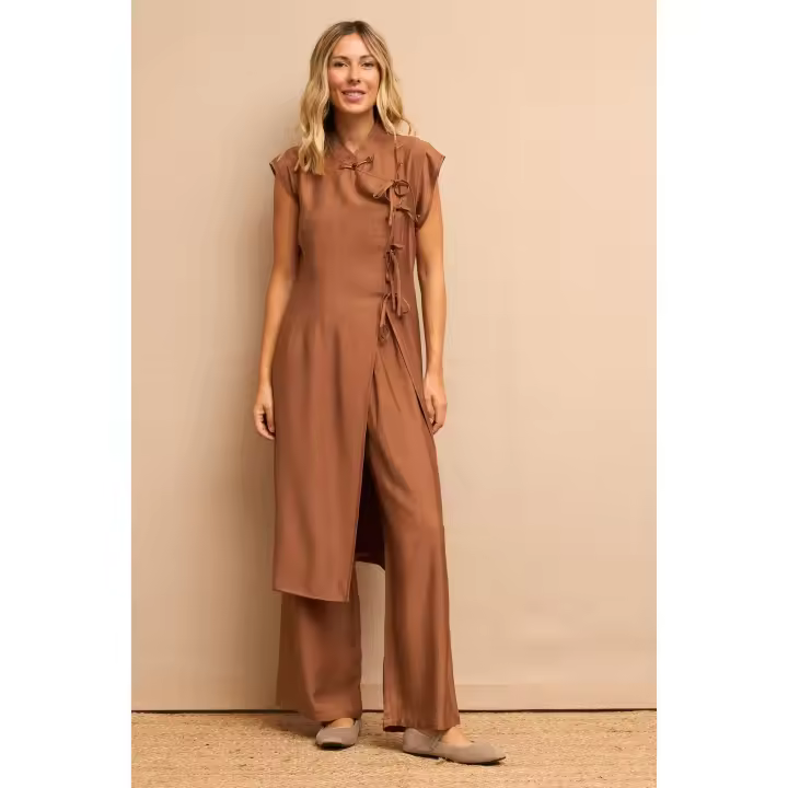 CONJUNTO VIETNAM MARRÓN - Conjunto, marrón, pantalón largo, ancho, fluido, camisa, chaleco, chaqueta, liso, lazos, túnica larga, sin mangas, corte amplio, minimalista, oriental, asiático, rayón, chinlón, poliester, polyester, moda mujer, otoño, invierno - 1