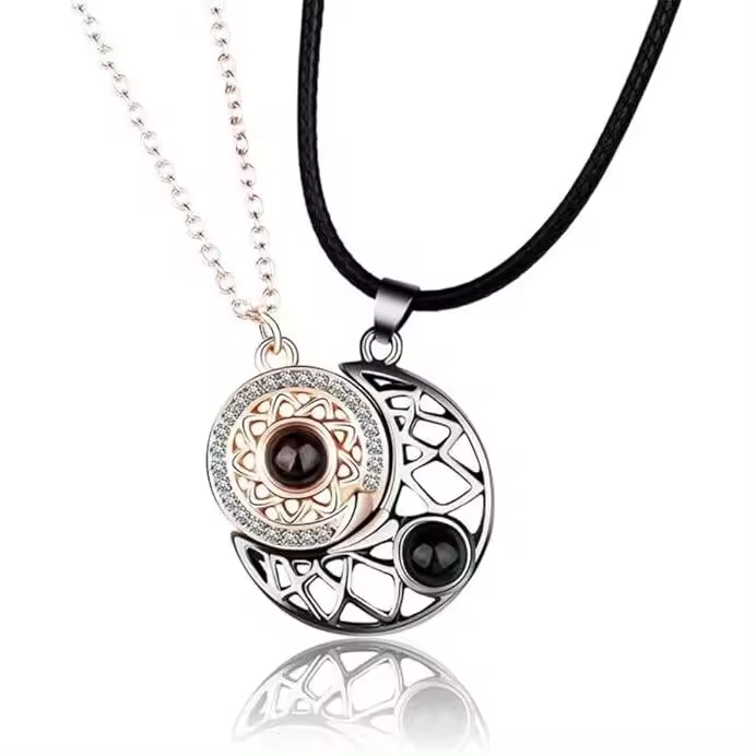 Collar con colgante de aleación con proyección de sol y luna para parejas, cien idiomas, te amo, mejor amiga, joyería de promesa - 1