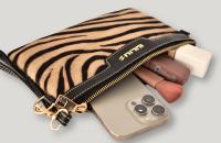 Cartera de Mano IULIUS con Estampado Cebra en Pelo Natural – Cuero Genuino | Elegancia salvaje y funcionalidad en un accesorio único - details 1