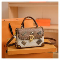 Bolso De Hombro Para Mujer Estilo Retro Con Decoración De Insignia De Oso Exquisito Bolso Cruzado De PU Suave Con Lining De Poliéster - details 21