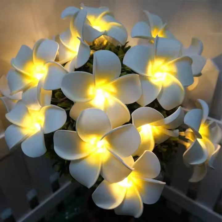 Cadena de luces de plumeria, cadena de luces LED con flores artificiales de plumeria de espuma, luces de hadas que funcionan con pilas para decoración de fiestas hawaianas, bodas y Navidad - 1