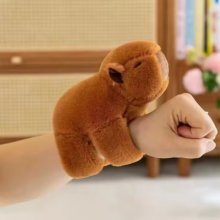 Brazalete De Capybara Divertido Para Niños Y Adultos Muñeca De Peluche Kawaii Con Anillo En La Mano Regalo De Cumpleaños Para Niñas Y Niños - 1