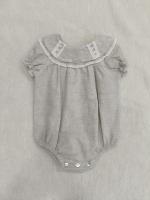 Pelele unisex Babidu en color beige con cuello redondo y puntilla en blanco - Ideal para ocasiones especiales y uso diario - Talla 3-18 meses - details 0