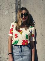 Camiseta floral de Aire Retro. Camiseta con escote pico y manga corta, con estampado de flores y calaveras, características de la marca - details 2