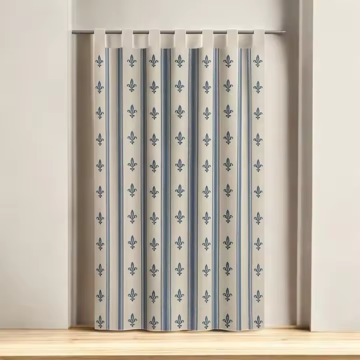 Cortina alpujarreña decorativa 140x260 cm con diseño flor de lis azul – Tejido jacquard de algodón y poliéster con dibujo permanente – Estilo rústico para casas de pueblo, cocinas, patios y salones – Fabricada en España – OEKO-TEX - 1
