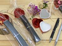 Lote de 10/15 bálsamo de labios en forma de corazón con espejo y bolígrafo de aluminio Antonio Miró en bolsa de regalo - Regalos para invitados de Boda, Comuniones, Bautizos, aniversarios, cumpleaños - details 0