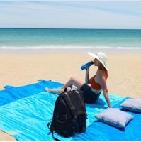 Manta de Playa de gran tamaño, Tapete impermeable y duradero, equipado con bolsas de Arena a prueba de viento y 4 Esquinas con estacas para Fijación al suelo - details 4