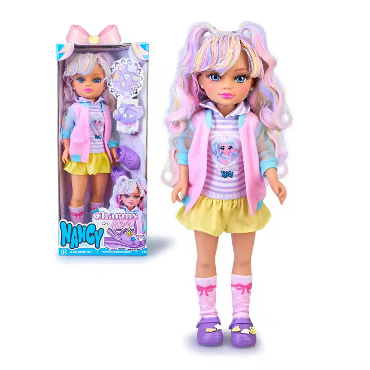 Nancy Charms in Style, Muñeca de Estilo Kawaii con Falda de Tablas y Sudadera Estampada, Chaleco y Calcetines hasta la Rodilla, Incluye Zuecos para Charms, +3 años, Famosa (NAC90000) - 1