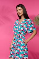 Vestido Kimmel de Minueto. El Vestido Camisero Kimmel de Minueto es una prenda versátil y elegante. Presenta un escote en pico favorecedor, manga corta y un estampado de estrellas que le da un toque único. - details 4
