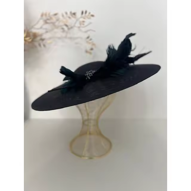 Tocado azul marino con plumas y broche - 1