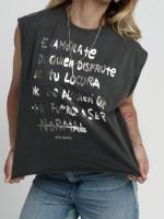 Camiseta "Enamórate" fade out de Aire Retro. Camiseta de algodón sin mangas de Aire Retro, súper cómoda y versátil, con letras en plateadas que de dan un toque especial a tu look - details 4