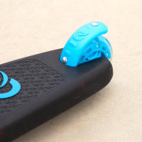 EVO - Patinete 3 ruedas negro y azul, con luces de colores, manillar regulable, medidas 56x28,5x65/75 cm, peso máximo 50 kg, freno trasero, base y manillar antideslizantes, juguetes niños +3 años, juguetes aire libre, juegos exterior - details 6