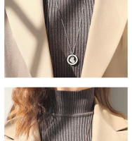 Encanto Collar retro inglés con forma de corazón y cadena de la suerte, cadena larga para suéter, chapado en acero de titanio - details 2