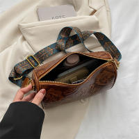 Bolso De Hombro Cruzado Estilizado Chino Para Mujeres Bolso Cilíndrico Con Relieve De Flor Cierre De Cremallera Material PU Y Lona Interior - details 17