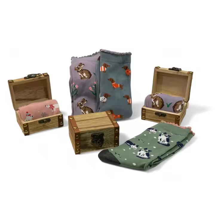 Calcetines de mujer estampados en cofre de madera de regalo - 3 Pares surtidos en baúl de madera para regalos originales en cumpleaños, amigo invisible, Navidad y aniversarios. - 1