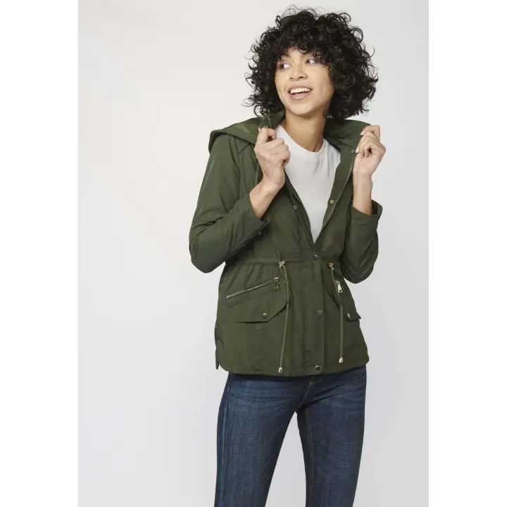 Koroshi Parka larga mujer color verde con capucha desmontable y cintura cordón ajustable | Look diario - 1