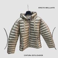 Beachy Abrigo Brillante Corto Ajustado Al Cuerpo Tallaje Normal Estiliza Figura Con Cremalleras Laterales - details 9