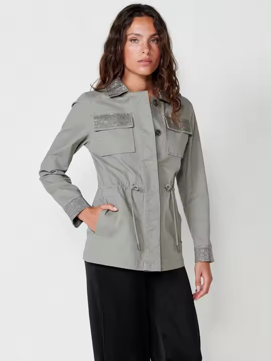 Koroshi Parka de Algodón ajustable en cintura con largo cadera y manga larga con cuello camisero y botones centrales escondidos tiene bolsillos en tapeta y detalle de brillos en cuello, puños y bolsillos con forro ligero interior color Kaki para Mujer - 1