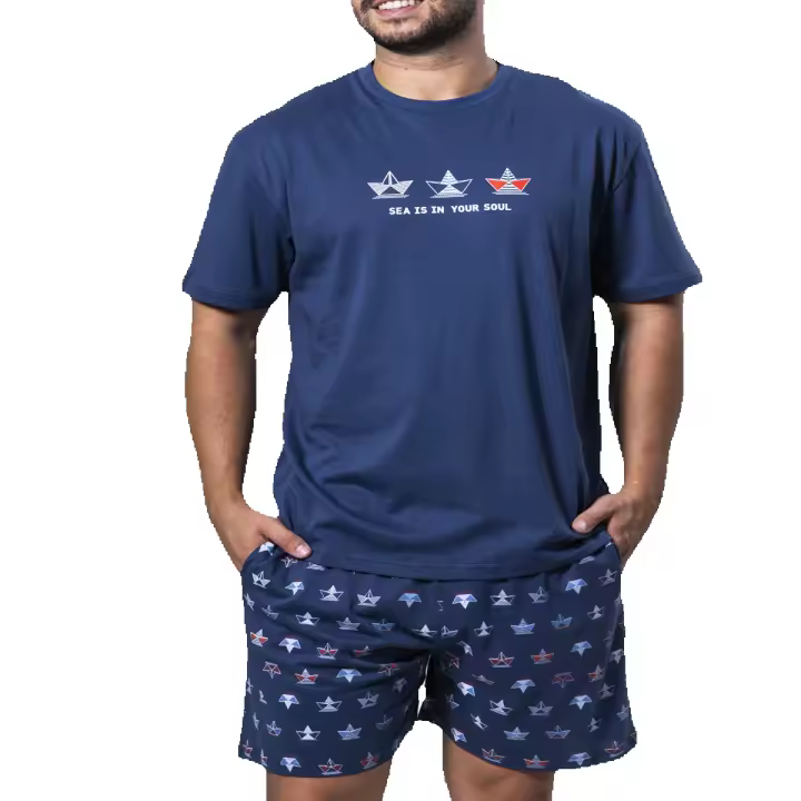 Pijama Corto de Hombre Kinanit Verano – Camiseta Azul Marino con Veleros "SEA IS IN YOUR SOUL" + Pantalón Azul – Conjunto Cómodo y Transpirable - KN-649 - 1
