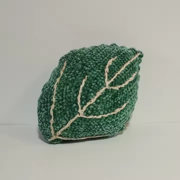 Cojín artesanal. Tejido a crochet. Forma de hoja. Textura aterciopelada. - 1
