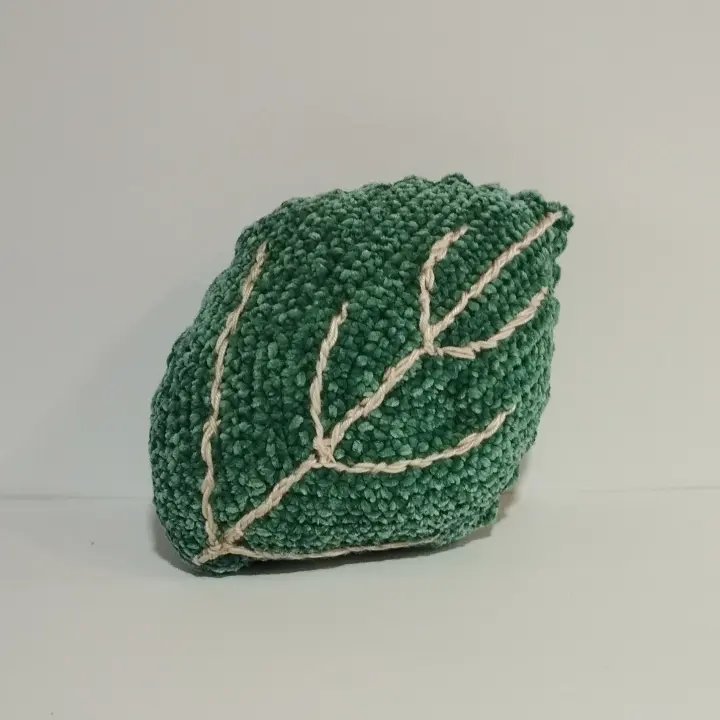 Cojín artesanal. Tejido a crochet. Forma de hoja. Textura aterciopelada. - 1