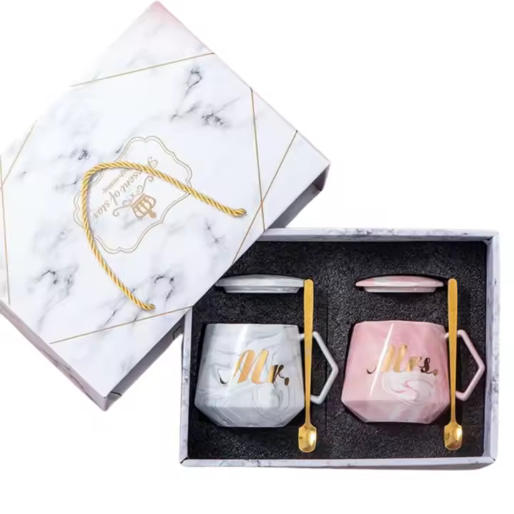 Juego de 2 Tazas de cerámica, con tapas y cucharas, diseño marmoleado perfecto para regalo de pareja en bodas, aniversario (Tazas Mr y Mrs) - 1