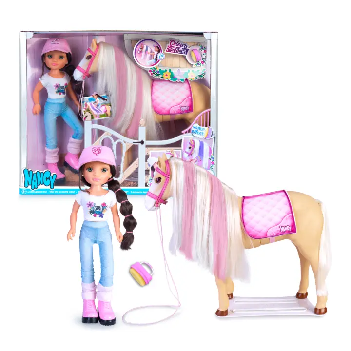 Nancy - Un día con su caballo, muñeca fashion articulada y caballo, accesorios de cuidado, cepillo-esponja que cambia el color del pelo de la crin, niños y niñas a partir de 3 años, Famosa (NAC49000) - 1