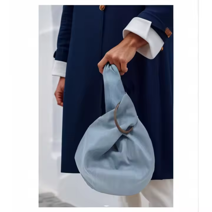 Bolso de mano con diseño de nudo al estilo japonés, ideal para eventos especiales como bodas, cenas o fiestas nocturnas. Su estilo sofisticado aporta un toque único distinguido look festivo. Artesania Española Susana Escribano - 1