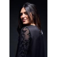 Vestido Caos de Anabel Lee. Vestido Caos de Anabel Lee. Vestido corto de manga larga, con doble tejido, vestido base en neopreno con escote en pico y mangas realizadas en tul con detalles de flores en terciopelo. - details 1