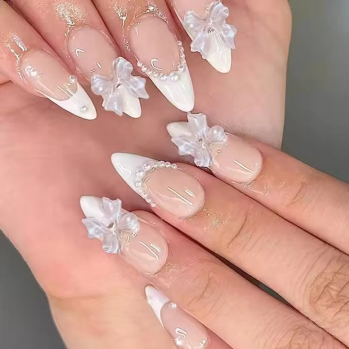 Juego de 24 uñas postizas en forma de almendra francesa, con puntas blancas adornadas con lazos 3D y perlas, elegantes y sofisticadas. - 1