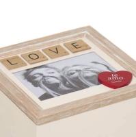 Caja decorativa portafotos con espacio para una foto de 10x15 cm - Fabricada con madera blanca y natural decorada con la palabra “LOVE” con letras de madera tipo Scrabble y un corazón rojo con la frase "te amo" - Ideal para guardar todas tus fotos - details 2