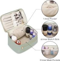 Bolsa de maquillaje de viaje con compartimento para brochas, bolsa de maquillaje grande y portátil con asa, estuche organizador de maquillaje de piel sintética resistente al agua. - details 2