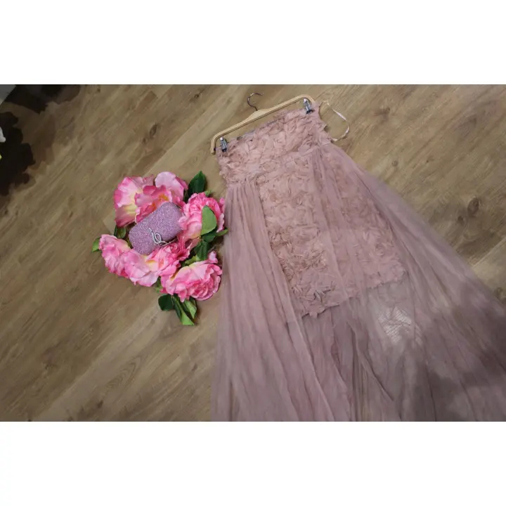 Vestido largo de fiesta rosa empolvado con tul vaporoso y flores en relieve 3D, diseño romántico y elegante para bodas, eventos especiales y sesiones de fotos – Estilo princesa - 1