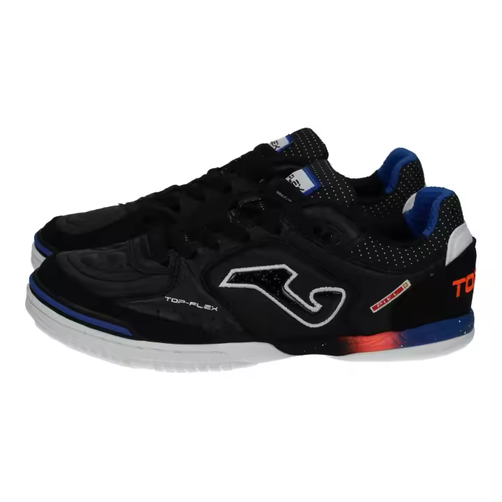 Deportivos marca JOMA para hombre en color negro. Zapatillas Joma para fútbol sala, diseño profesional en negro con detalles azules y rojos, suela antideslizante. - 1