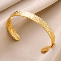 Pulsera Abierta Geométrica Vintage Para Mujer En Acero Inoxidable Color Oro Joven Y Elegante Joyería Clásica Regalo Ideal - details 2