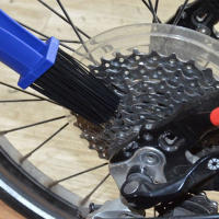 Limpia Cadena De Motocicleta Herramienta De Limpieza Y Scrubbing Para Honda MSX 125 CB650R CB125R XADV 750 X11 ST1300 Cepillo De Arena Universal De Nylon Y ABS Azul / Rojo - details 1