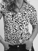 Camiseta print ama de Aire Retro. Camieta en total print y escote en pico - details 5