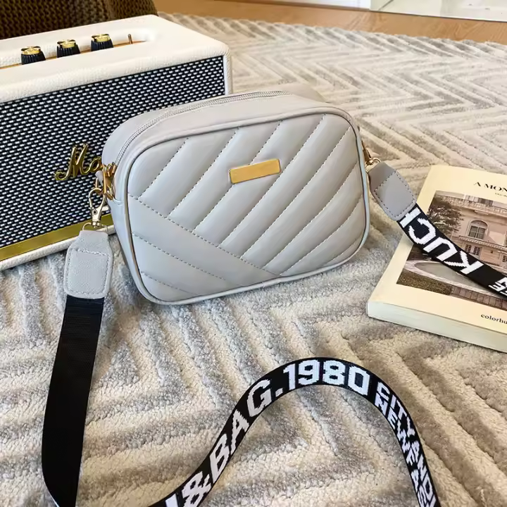 Bolso De Hombro Para Mujer Con Bordado Pequeño Bolso Cuadrado Bolso De Almacenamiento Nuevo Bolso De Móvil Con Ruedas Para Cámara - 1
