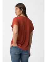 Camiseta Pepita Cazuela de  Tiffosi. La Camiseta Pepita Cazuela de Tiffosi es una prenda versátil y cómoda.Ideal para crear looks casuales o más arreglados según la ocasión. - details 3