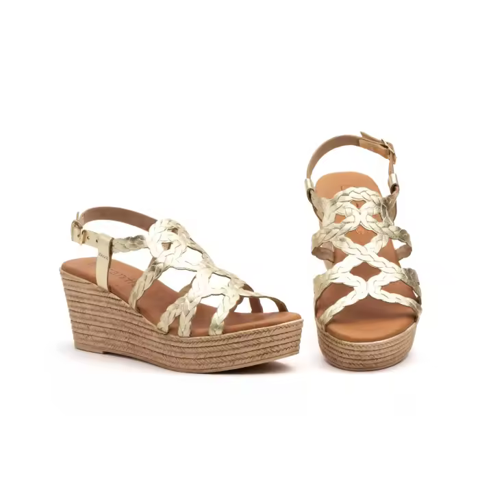 ENC-27536 Platino y Salmon Hecho en España Sandalias Mujer Piel  Grabado Trenzado Numeración: 35-41 Marca: Encantto Este modelo es una cuña con corte de piel grabada, simulando un acabado trenzado de color beige claro. La altura de la cuña es de 7 cm - 1