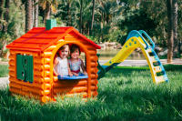 INJUSA - Casa de Juguete The Hut | Casita Infantil para Niños de 2 a 6 Años |  Casa Exterior de Juguete con Puerta de Entrada con Pestillo y Buzón | 2 Ventanas con Persianas | Mostrador Exterior | Multicolor | Decoración Inspirada en las Casas de Troncos - details 1