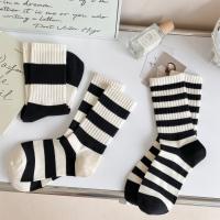 Juego De 5 Pares De Calcetines De Mujer Con Estampado De Rayas Negras Y Blancas Estilo Minimalista Bordados Pentagrama Deportivos Algodón Casual Medio Tobillo - details 1