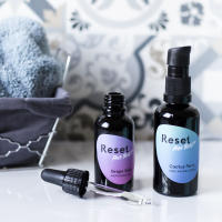 Reset Free Beauty. Poker Face SET PARA BARBAS Y PIELES SECAS, SENSIBLES Y CASTIGADAS. APORTA NUTRICIÓN, LUMINOSIDAD Y MEJORA LAS ARRUGUITAS. Grape Kelly. Aceite reparador que regenera el rostro y nutre la barba + Cactus Perry. Crema rejuvenecedora. - details 2