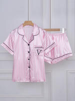 Conjunto De Pijama De Satén Casual Para Mujer Con Estampado Rayado Y Bordado De Letras Con Bolsillo Manga Corta Y Shorts Cuello En V Y Detalles De Botones - details 0