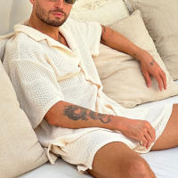 2025 Verano Nuevo Traje Casual Slim Solapa Manga Corta Camisa Abajo Top Cordón Pantalones Cortos Hombres Vestidos de Verano - details 4
