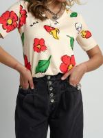 Camiseta floral de Aire Retro. Camiseta con escote pico y manga corta, con estampado de flores y calaveras, características de la marca - details 1