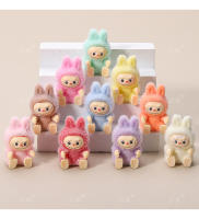 Muñeco Mini Labubu Sentado Decoración De Escritorio Juguete Lindo Colgante De Colección Regalos De Navidad Accesorios DIY Material PVC Estilo Dibujos Animados - details 3
