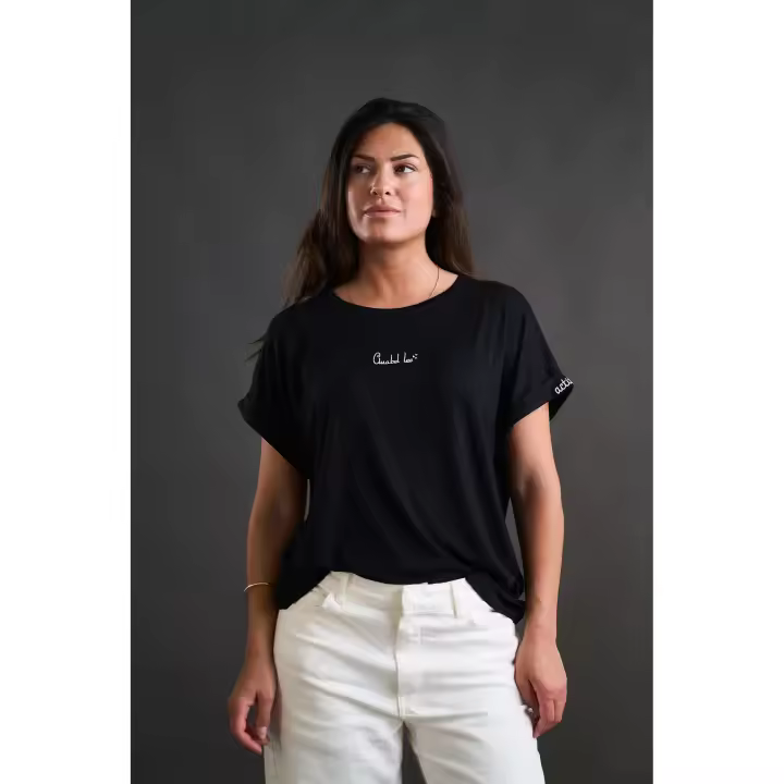 Camiseta básica negra "Actitud +" de Anabel Lee. Camiseta básica de Anabel Lee con detalles bordados. Fondo de armario atemporal y básico con su toque de distinción. - 1
